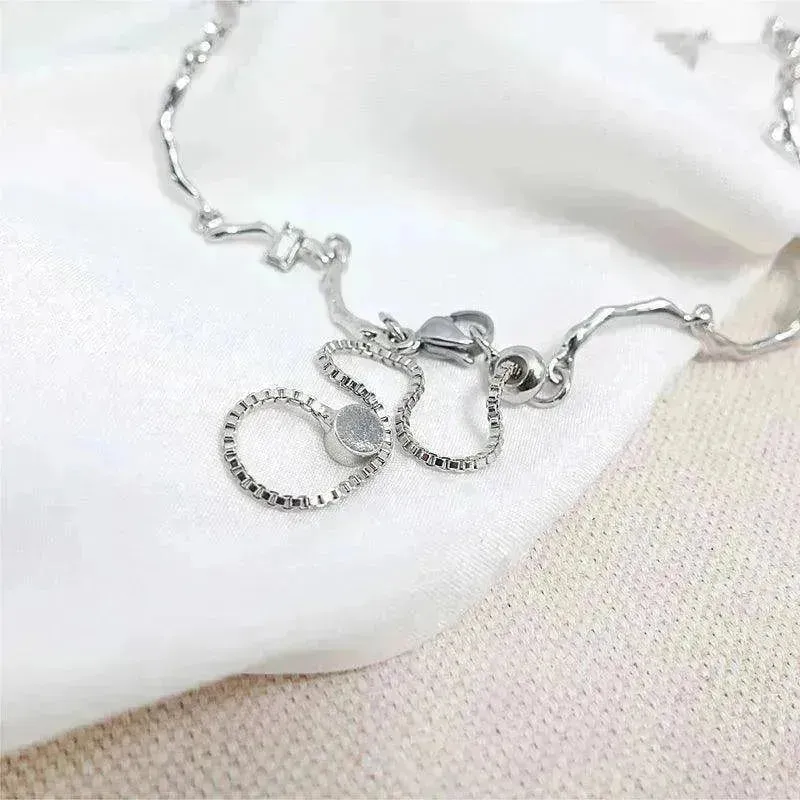 An Exquisite Simple And Cold Adjustable Wave Women Bracelet