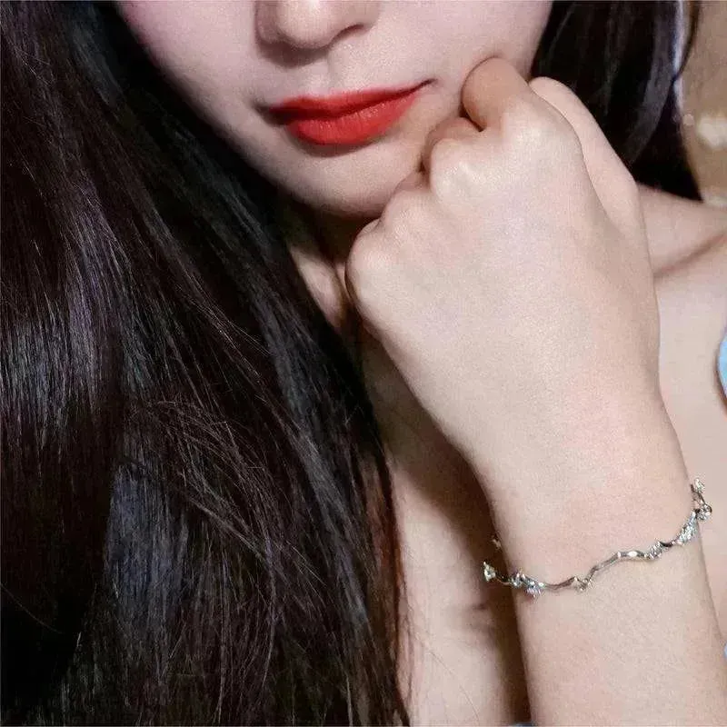 An Exquisite Simple And Cold Adjustable Wave Women Bracelet