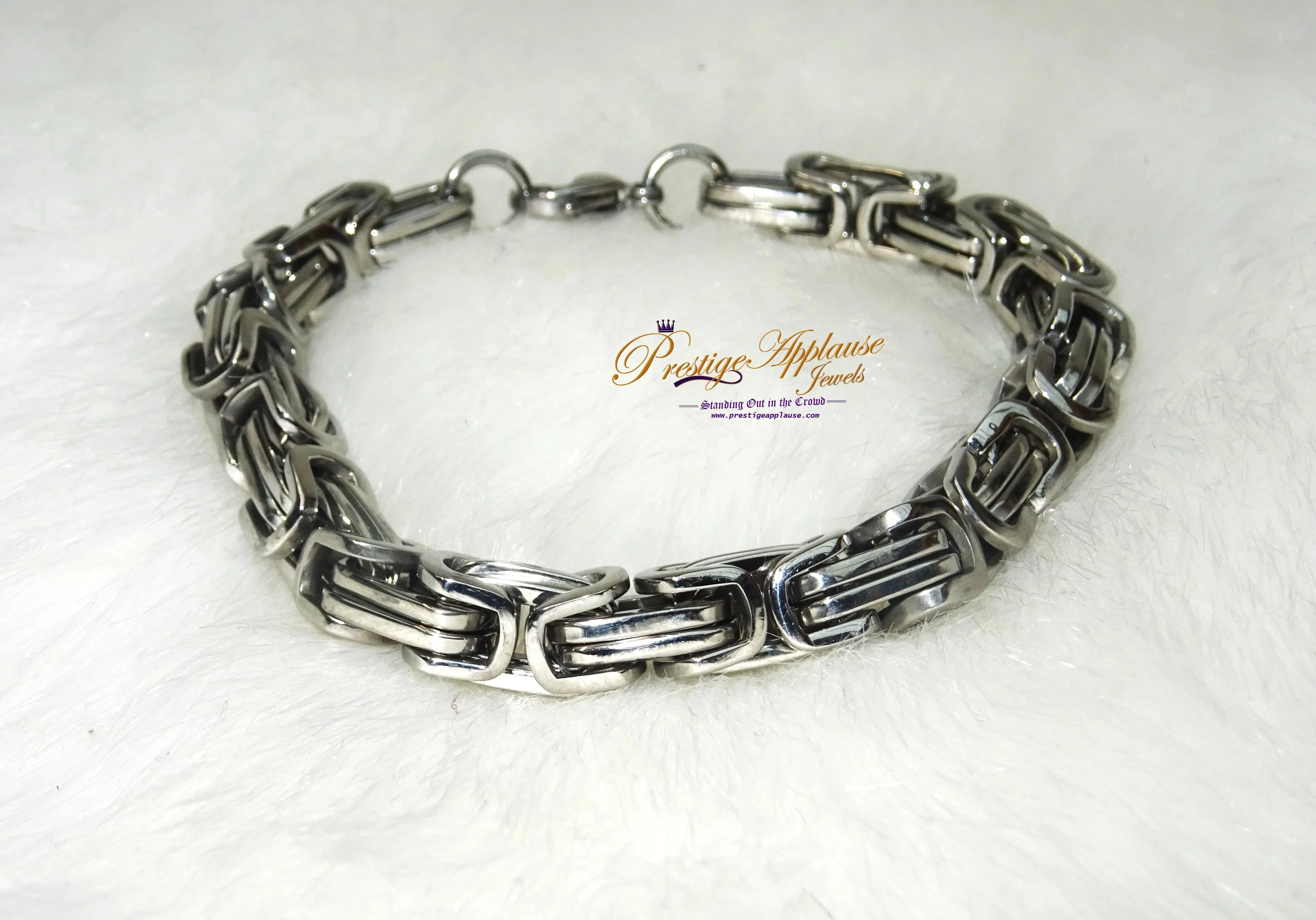 Beautiful Silver-Colour Retro Interlock Chain Bracelets for Ladies - Great as Gift