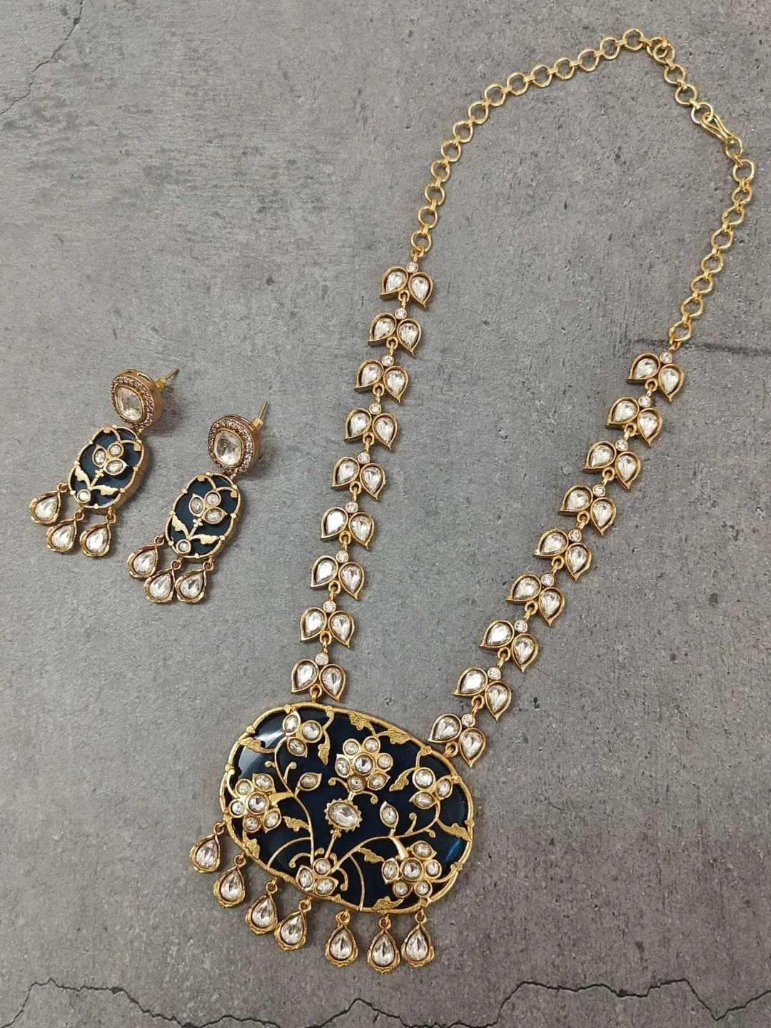 Eye Catching Kundan Leaf Necklace Set