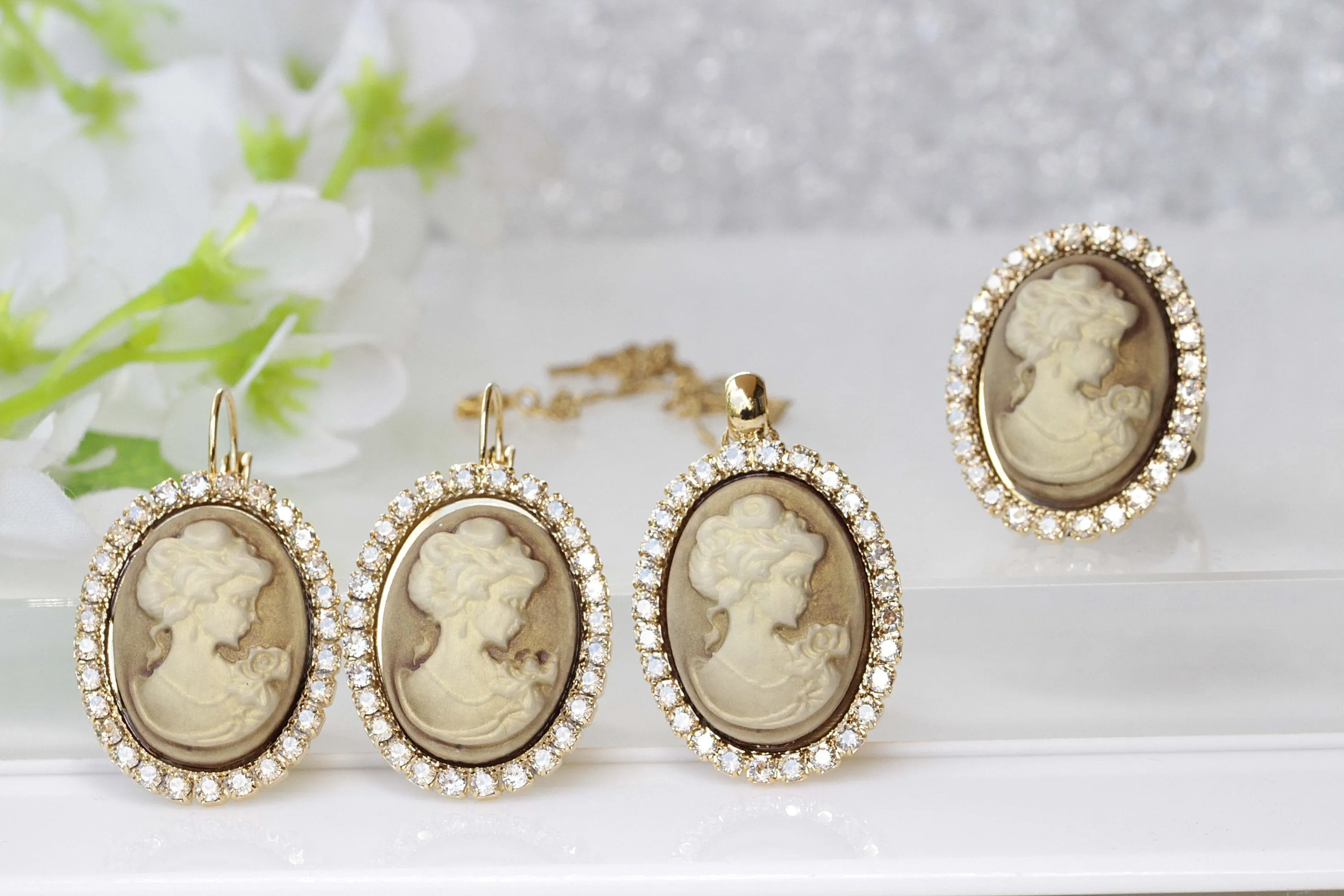 GOLD CAMEO NECKLACE