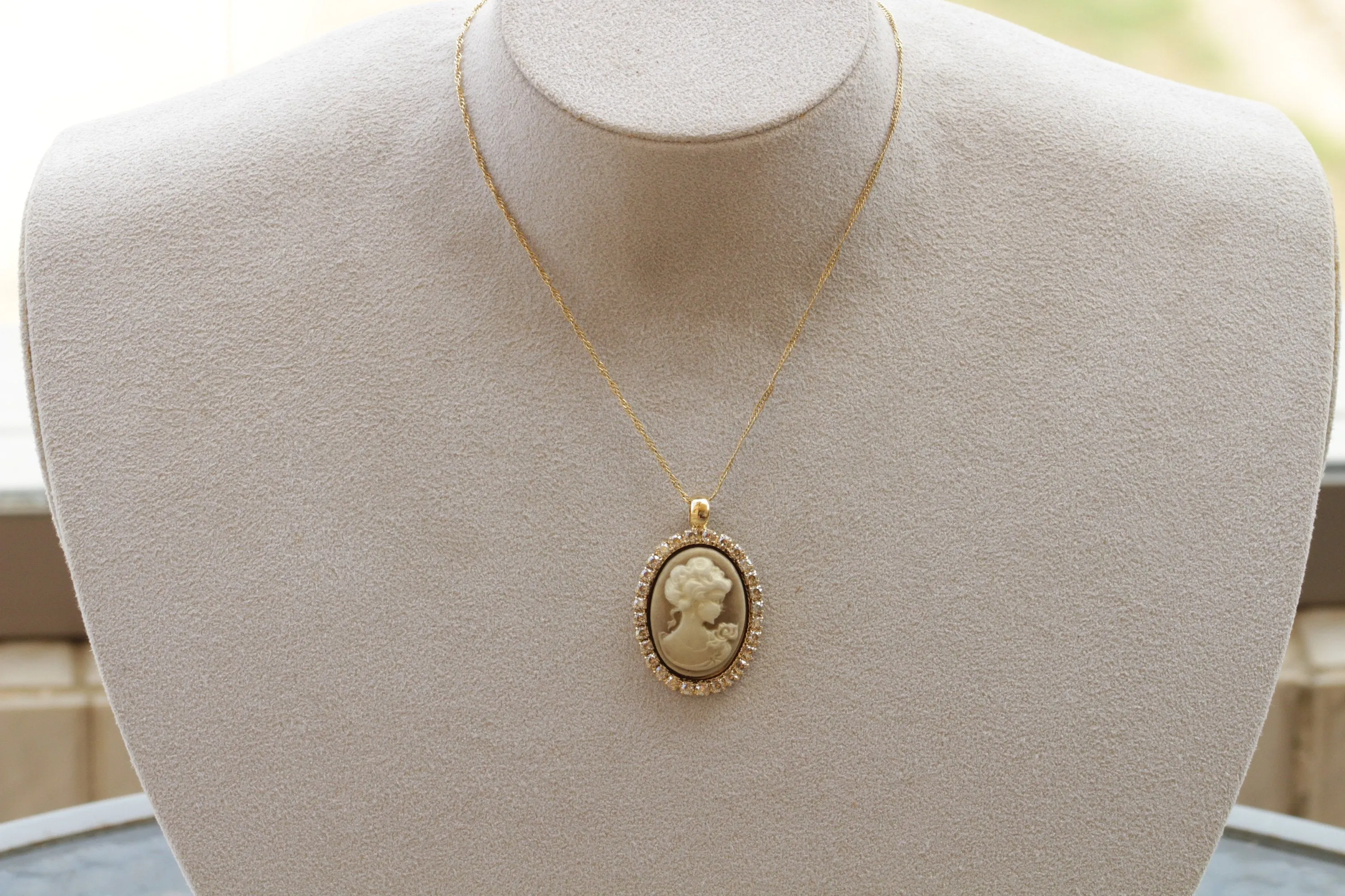 GOLD CAMEO NECKLACE