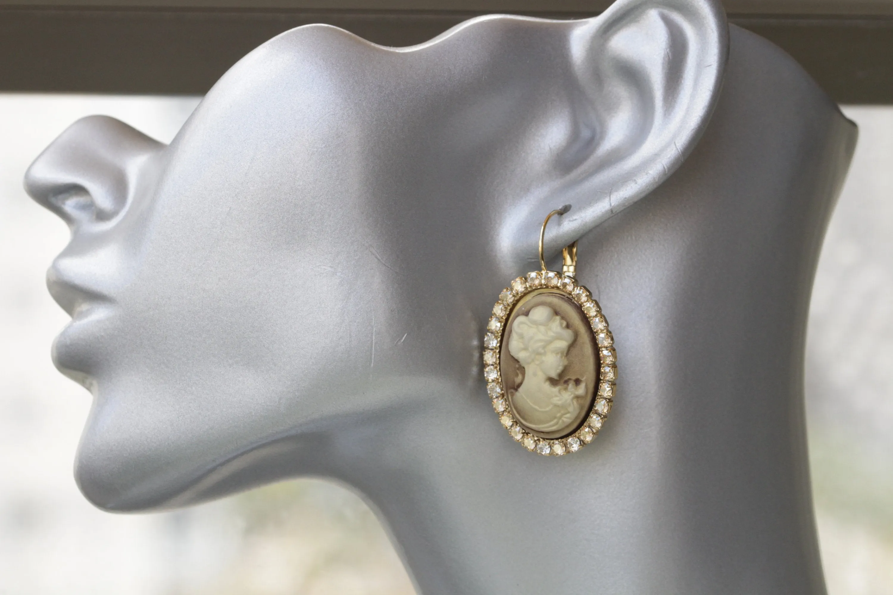 GOLD CAMEO NECKLACE