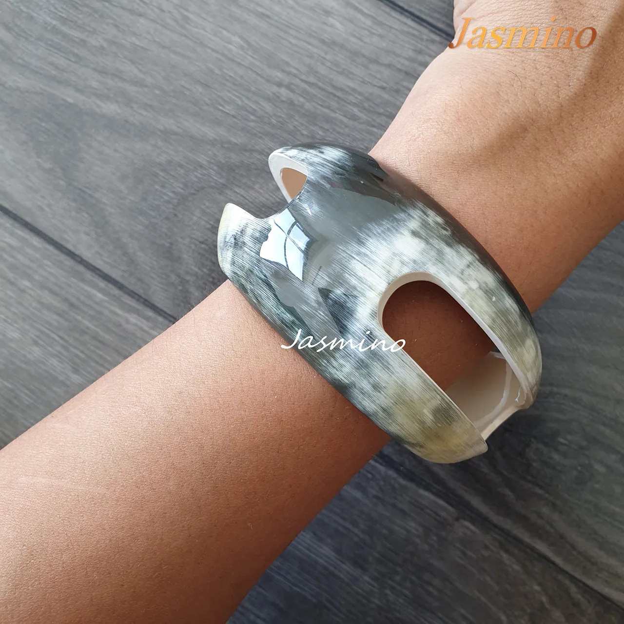 Natural Handmade Bracelet Cuff J17645, Source as Buffalo Horn and Lacquered